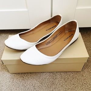 MOSSIMO “Ona” white flats